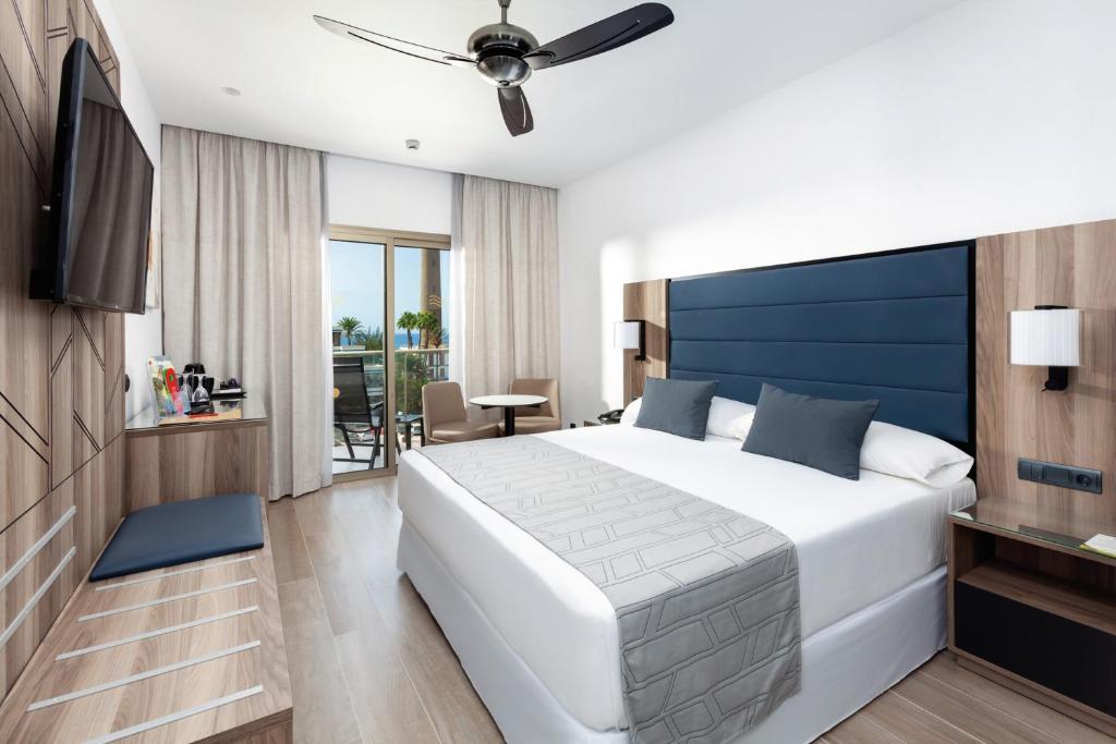 Postel nebo postele na pokoji v ubytování Hotel Riu Palace Oasis