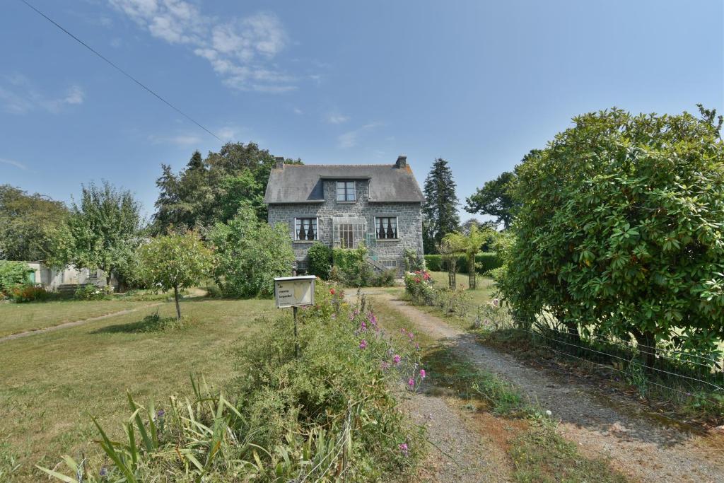 una casa antigua con un jardín delante de ella en Grande maison de charme Bretonne, en Québriac