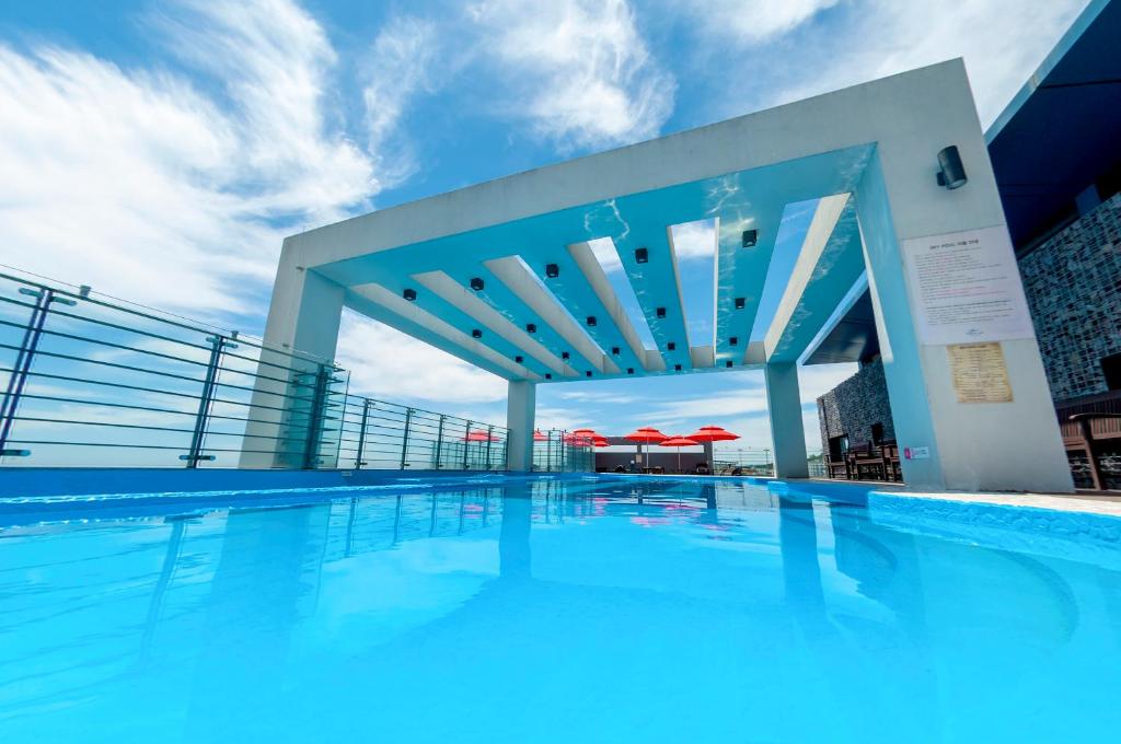 uma piscina no telhado de um edifício em Vistacay Hotel Worldcup em Seogwipo