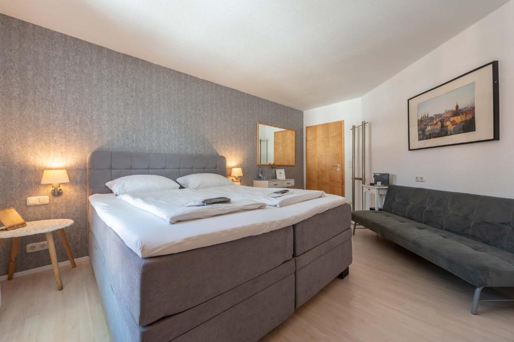 Postel nebo postele na pokoji v ubytování Hotel Am Dom
