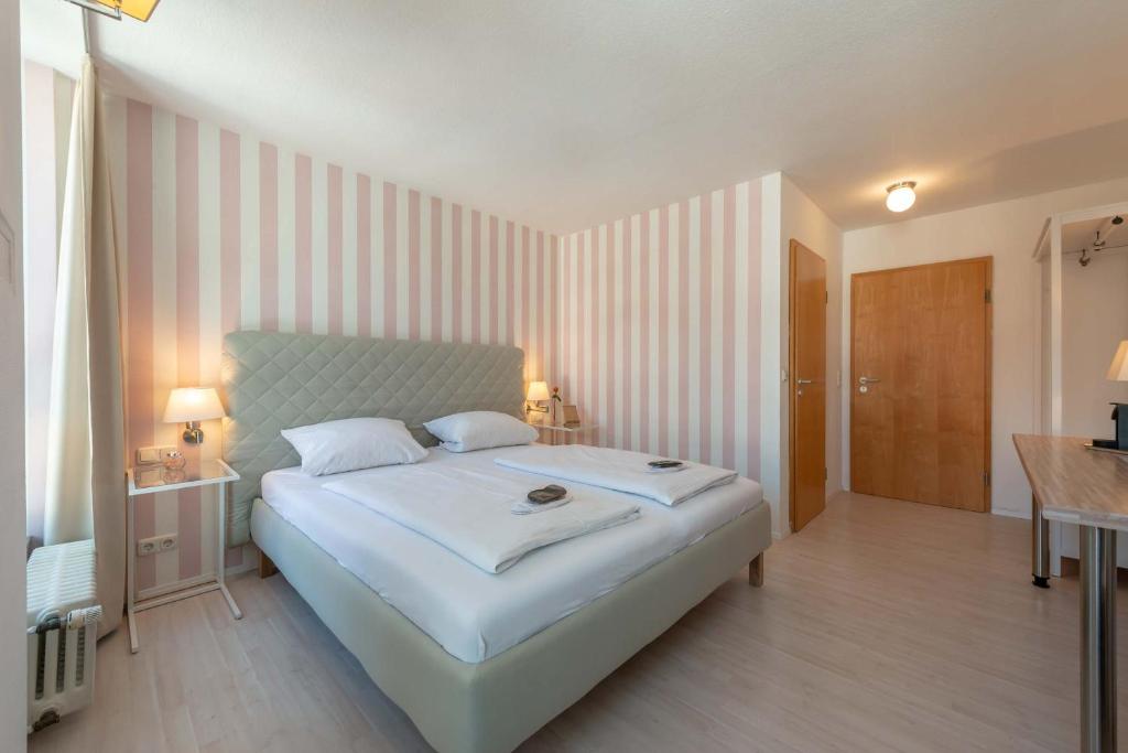 Postel nebo postele na pokoji v ubytování Hotel Am Dom