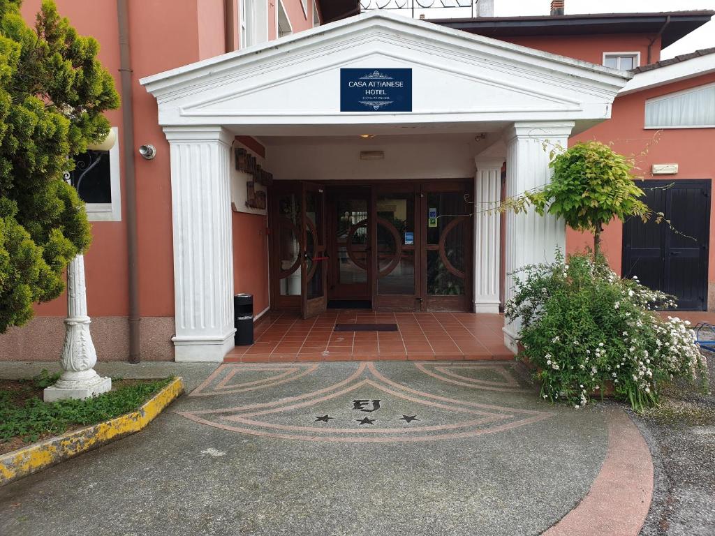 un edificio con un dibujo en el suelo delante de él en Hotel Villa Strassoldo "Ex Attianese Hotel Restaurant" en Cervignano del Friuli