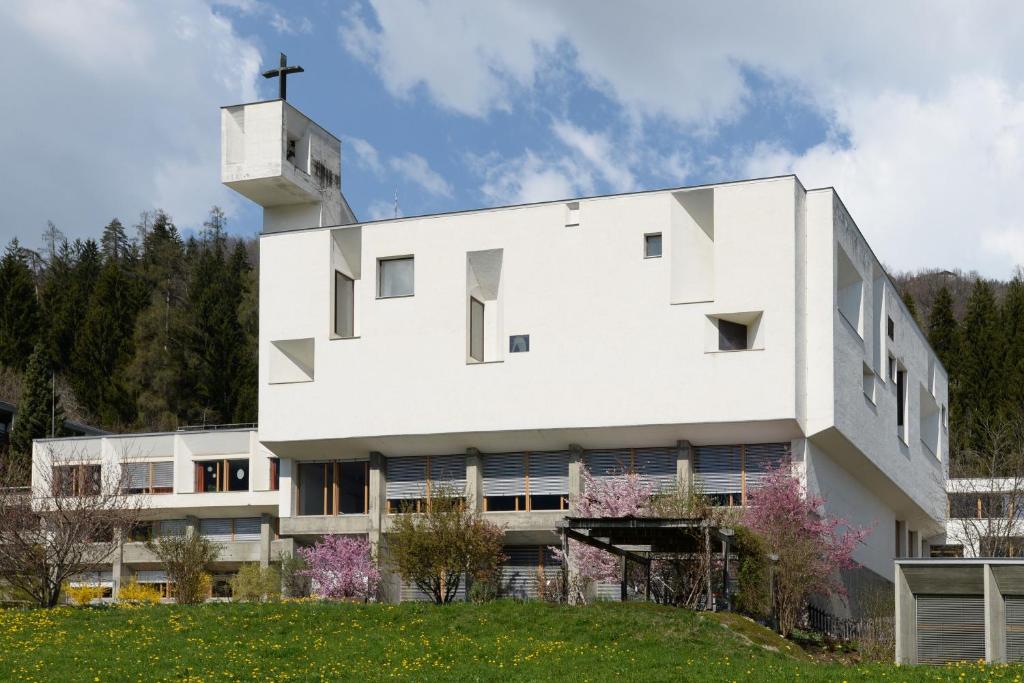 un edificio blanco con una cruz encima en Kloster Ilanz, en Ilanz