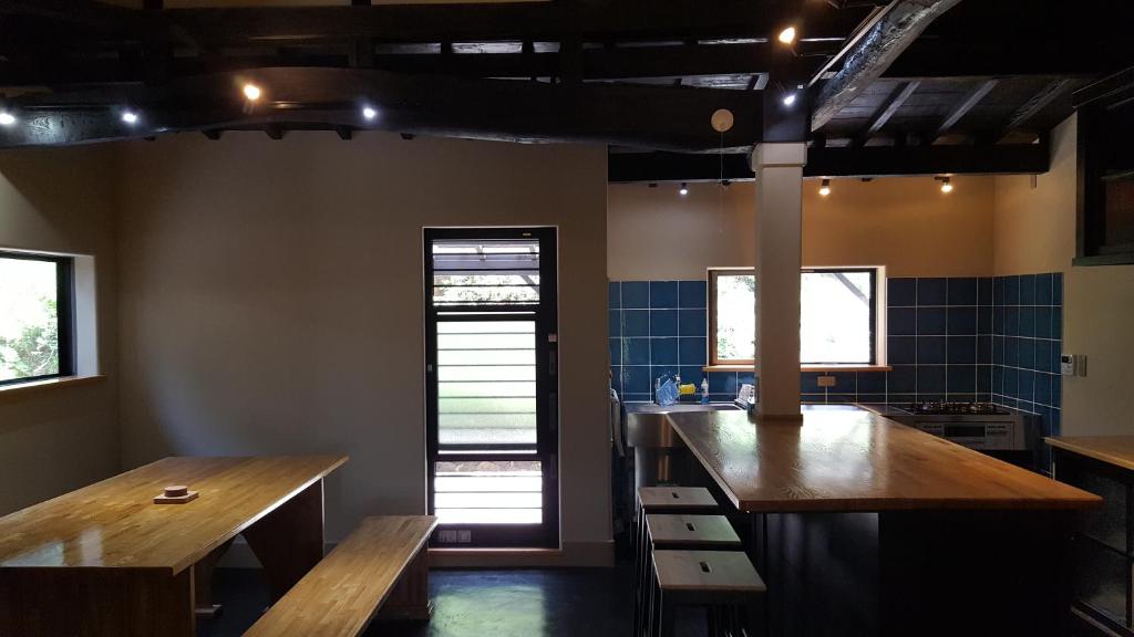 eine Küche mit einer hölzernen Arbeitsplatte in einem Zimmer in der Unterkunft Asobi Lodge in Kyōtango