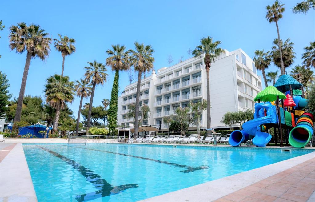 una piscina con un tobogán frente a un hotel en Family Hotel Relax, en San Benedetto del Tronto