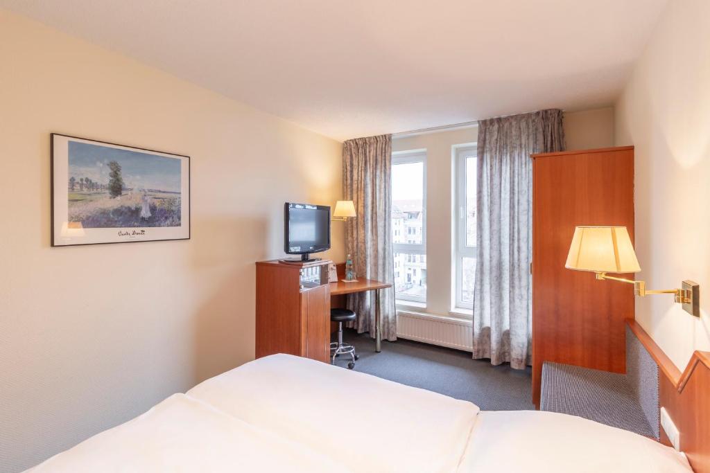 Postel nebo postele na pokoji v ubytování Hotel Markgraf Leipzig