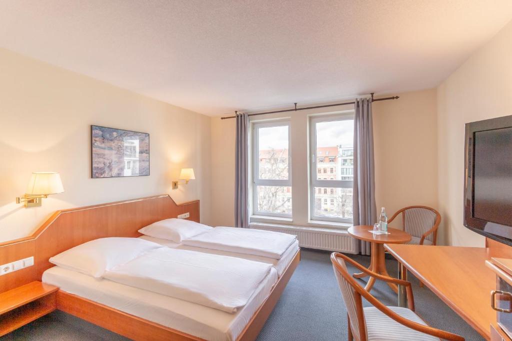 Postel nebo postele na pokoji v ubytování Hotel Markgraf Leipzig