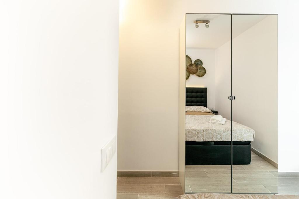 Postel nebo postele na pokoji v ubytování Empuria Beach D-Luxe