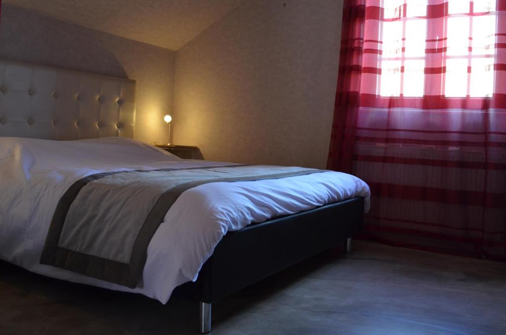 una camera da letto con un grande letto e una finestra di Chambres d hotes joel a Rhinau