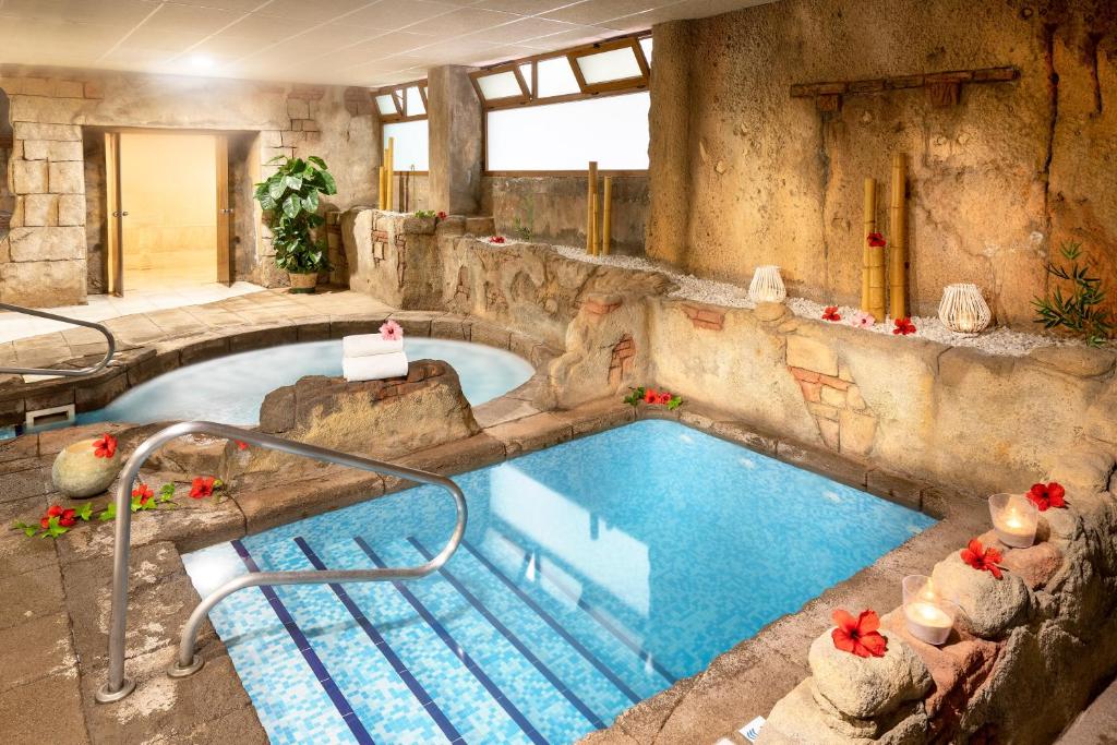 Bazén v ubytování BLUESEA Costa Jardin & Spa nebo v jeho okolí
