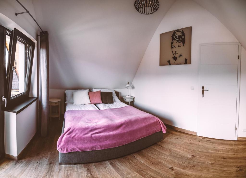 Posteľ alebo postele v izbe v ubytovaní ARKA HOUSE DOMEK WIDOKOWY