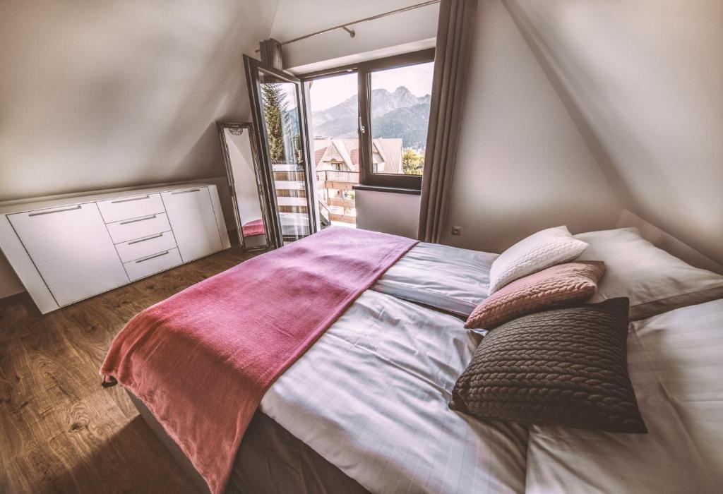 Posteľ alebo postele v izbe v ubytovaní ARKA HOUSE DOMEK WIDOKOWY