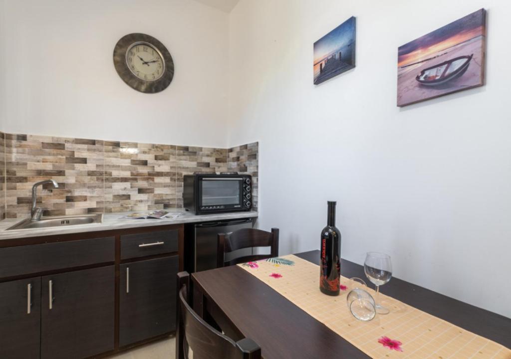 Кухня или мини-кухня в Villa Antonis deluxe apartments
