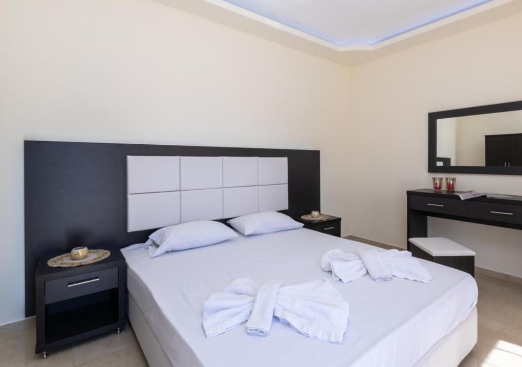 Кровать или кровати в номере Villa Antonis deluxe apartments