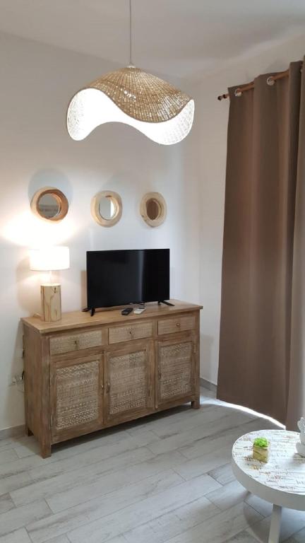 TV a/nebo společenská místnost v ubytování Amelia Apts & Rooms