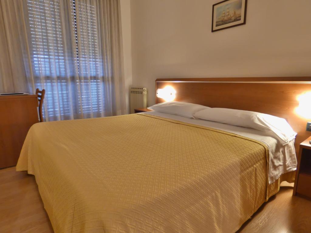 Łóżko lub łóżka w pokoju w obiekcie Hotel Derby