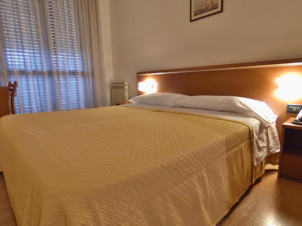 Łóżko lub łóżka w pokoju w obiekcie Hotel Derby