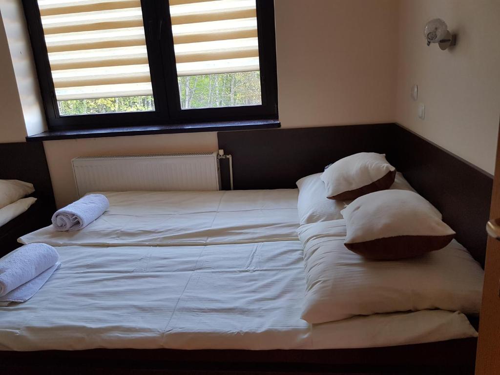 uma cama com almofadas num quarto em Pokoje Gościnne u Lidki em Władysławowo