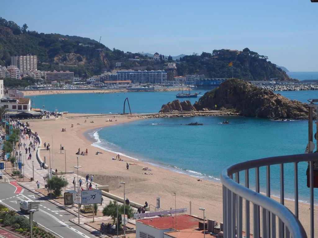 une vue d'une plage avec des gens dessus dans l'établissement APARTAMENTO MAR I CEL, à Blanes