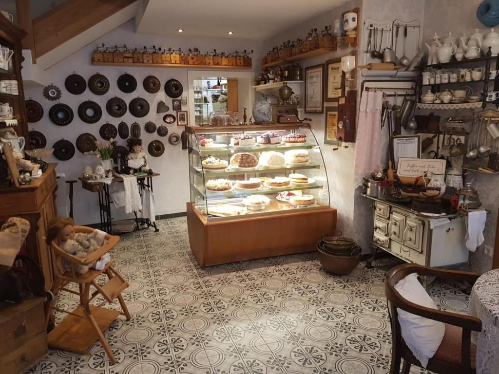 eine Bäckerei mit einer Vitrine voller Gebäck in der Unterkunft Hotel Klapperburg in Beilstein