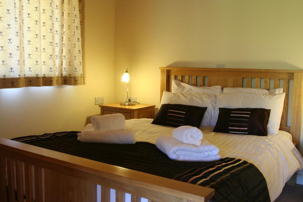 Postel nebo postele na pokoji v ubytování Logierait Pine Lodges