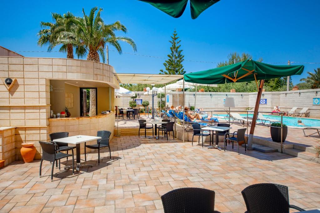 Bazén v ubytování Hotel Baia Del Capitano nebo v jeho okolí