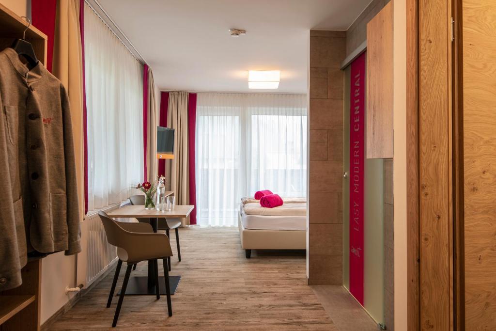 Postel nebo postele na pokoji v ubytování smartHOTEL