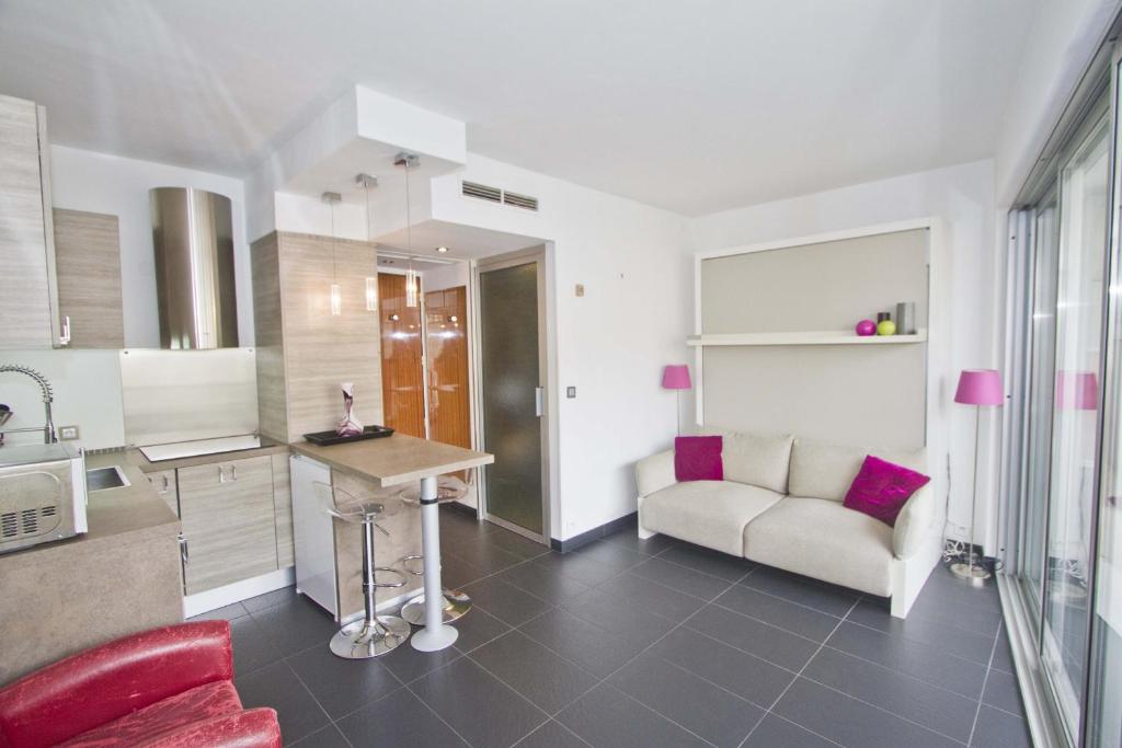 - une cuisine avec un canapé et une chaise dans la chambre dans l'établissement PROMENADE HOLIDAY - ROYAL LUXEMBOURG - 2, à Nice