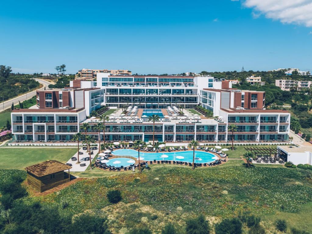 A piscina localizada em Iberostar Selection Lagos Algarve ou nos arredores