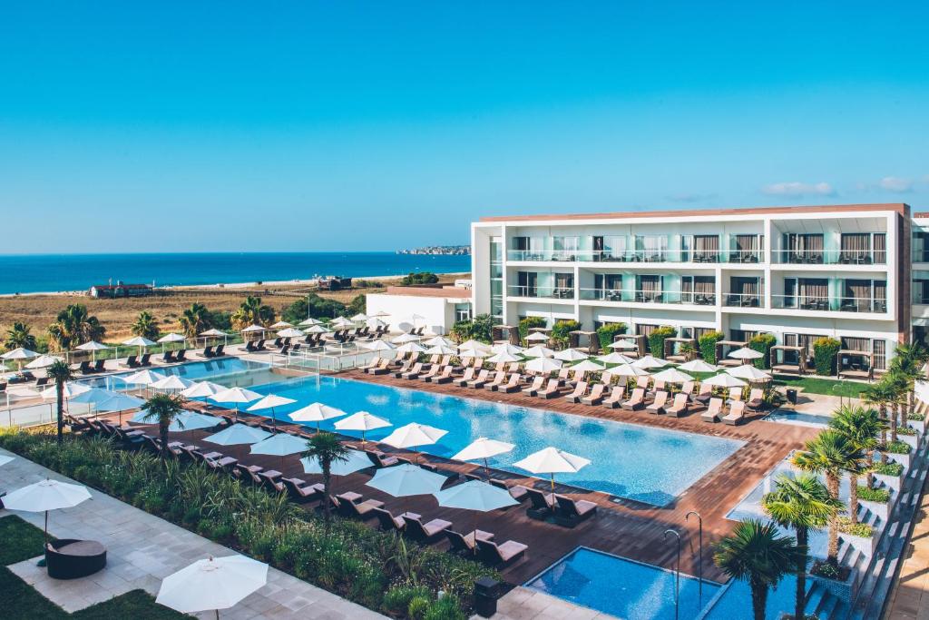 una vista aerea di un hotel con piscina e spiaggia di Iberostar Selection Lagos Algarve a Lagos