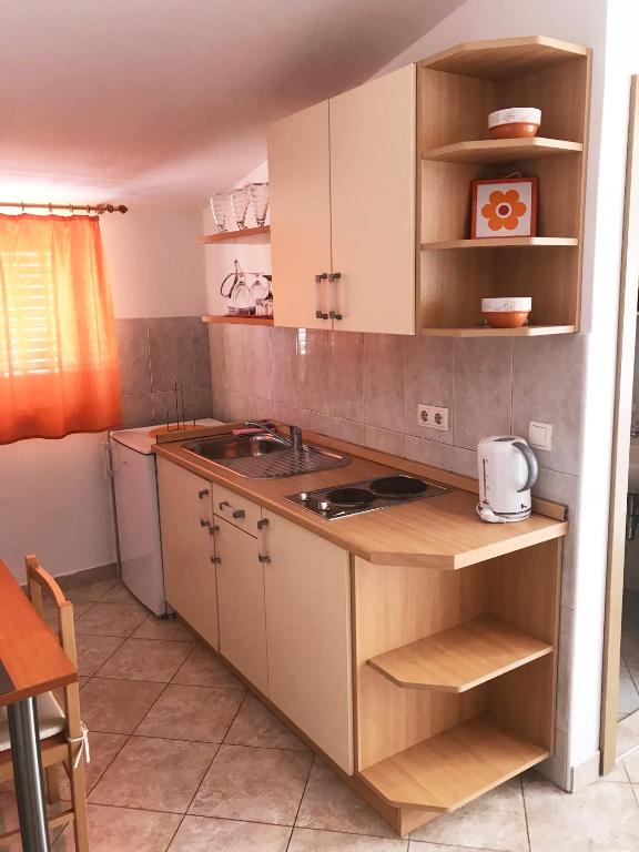 Кухня или мини-кухня в Apartment & Rooms Riva
