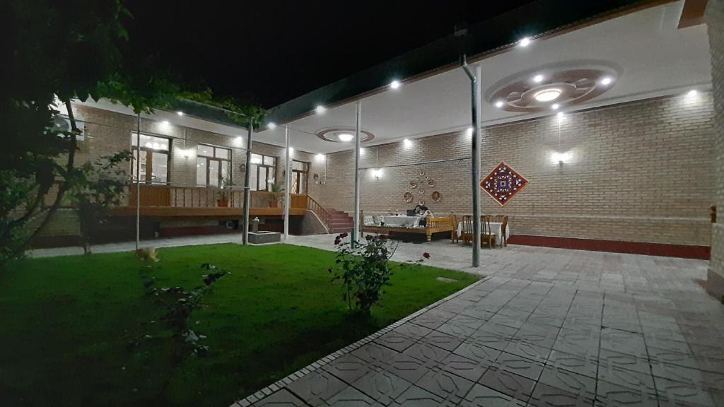 una casa con luces al costado de ella por la noche en Saroy Guest house, en Samarkand