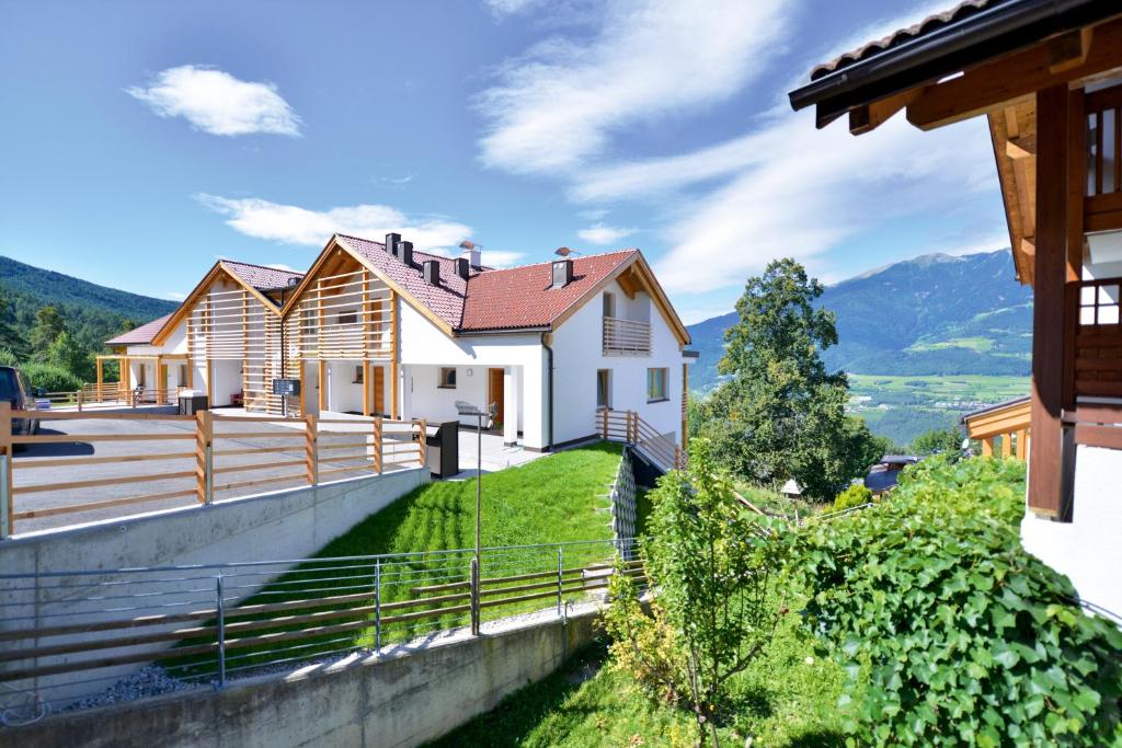 uma casa com vista para as montanhas em Appartment Silvia in St Andrä bei Brixen em Bressanone