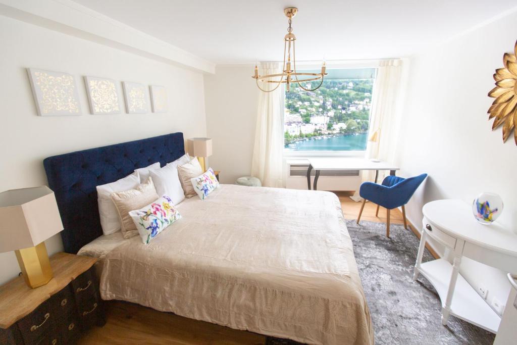 蒙特勒的住宿－Montreux & Leman View Apartment，一间卧室设有一张大床和一个窗户。