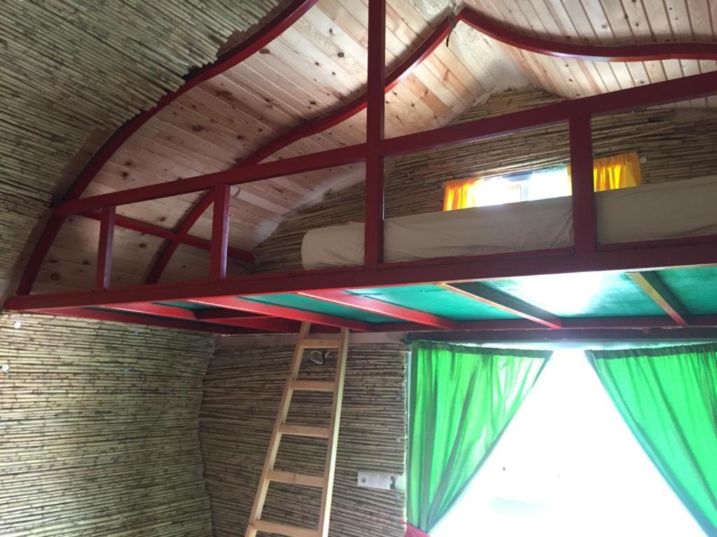Palanda nebo palandy na pokoji v ubytování Mandala Camping
