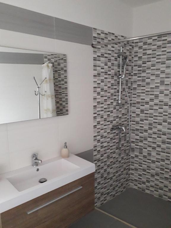 A bathroom at b&b nonna silvia