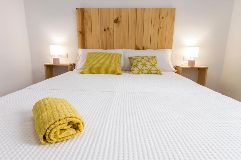 - un lit avec une couverture jaune au-dessus dans l'établissement Casa del Palomet, à Deltebre