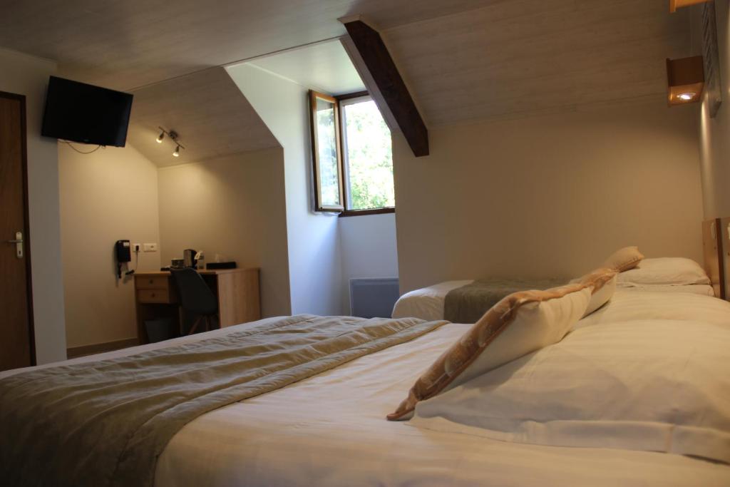 Postel nebo postele na pokoji v ubytování Hôtel Restaurant Logis La Méridienne