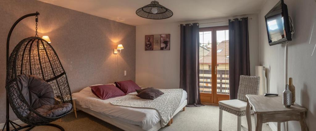 Postel nebo postele na pokoji v ubytování Hotel-Restaurant Le Sorgia