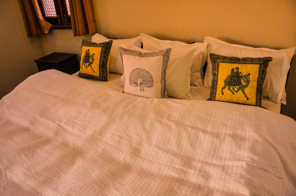 Postel nebo postele na pokoji v ubytování Hotel Vamdev Fort