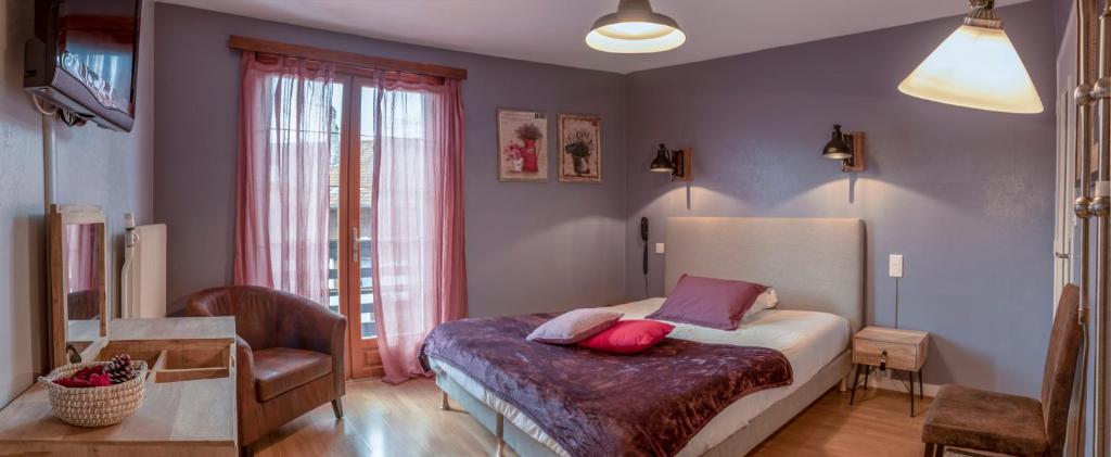 Postel nebo postele na pokoji v ubytování Hotel-Restaurant Le Sorgia