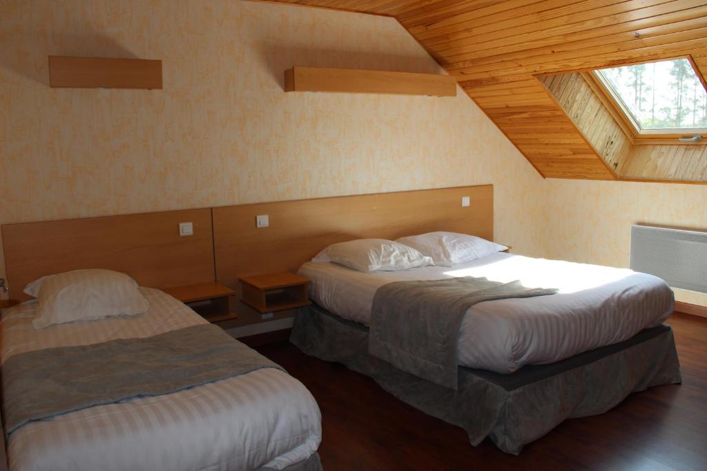 Postel nebo postele na pokoji v ubytování Hôtel Restaurant Logis La Méridienne