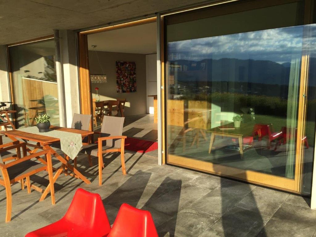 Balkón nebo terasa v ubytování Casa Admisa, spektakuläre Aussicht, Ski in and out, hochwertige Einrichtung, Valserstein und Eiche