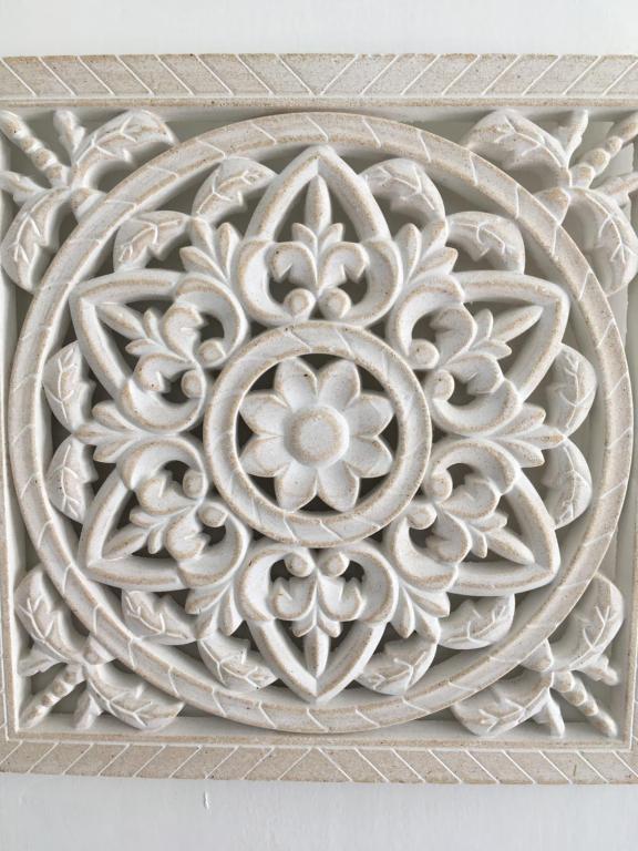 a white carving of a flower pattern on a wall at Mandala Majutus/Homestay in Haapsalu
