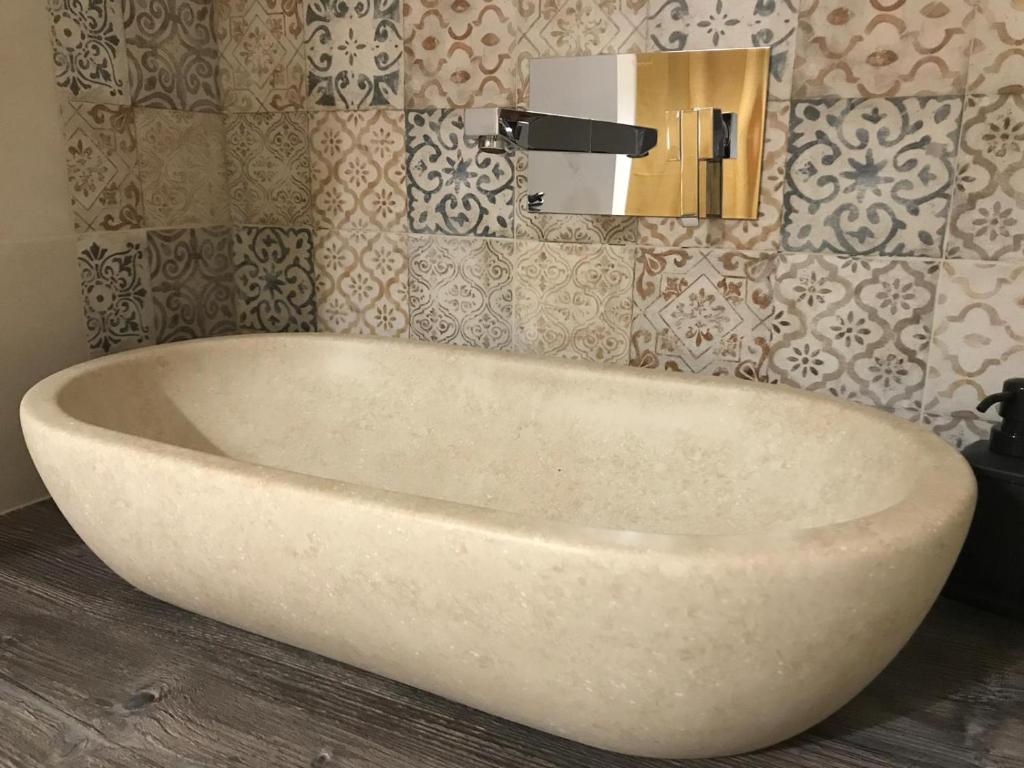 A bathroom at BorgoNove
