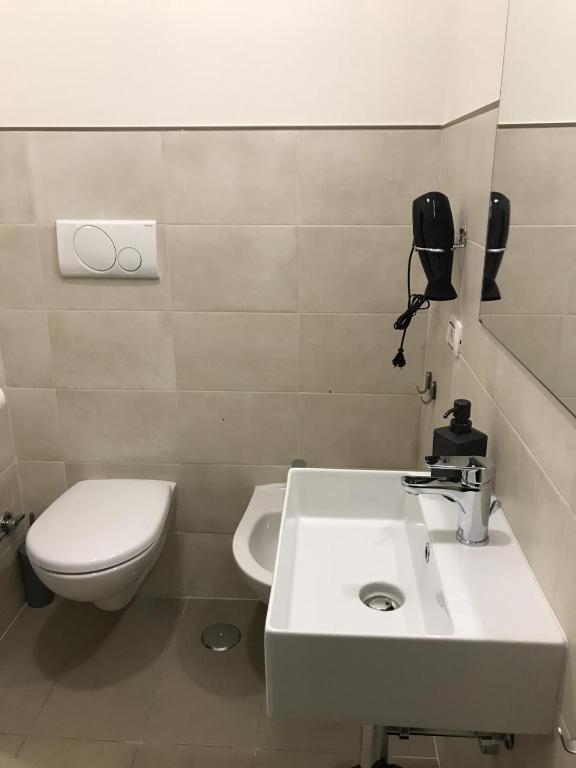 A bathroom at BorgoNove