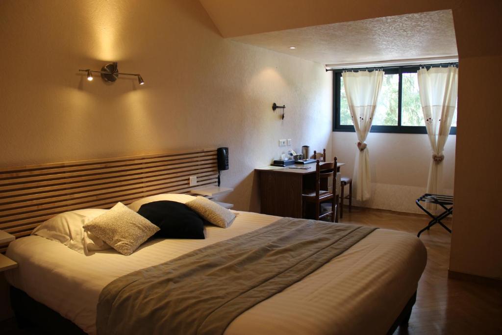 Postel nebo postele na pokoji v ubytování Hôtel Restaurant Logis La Méridienne