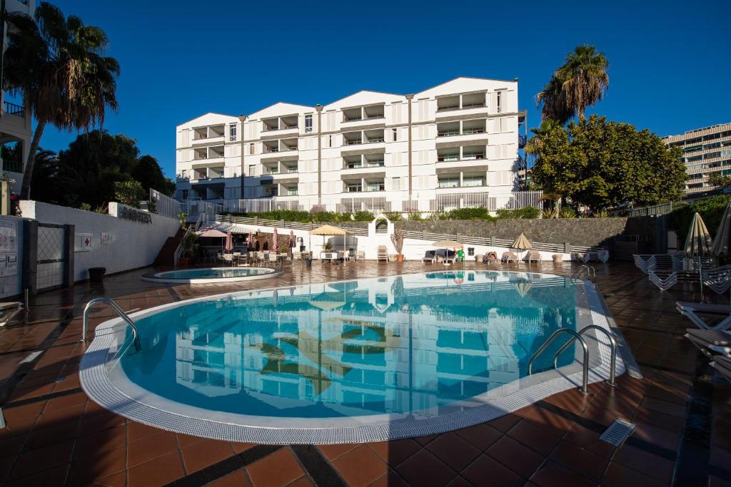 una gran piscina frente a un edificio en TC Apartamentos Dorotea, en Playa del Inglés