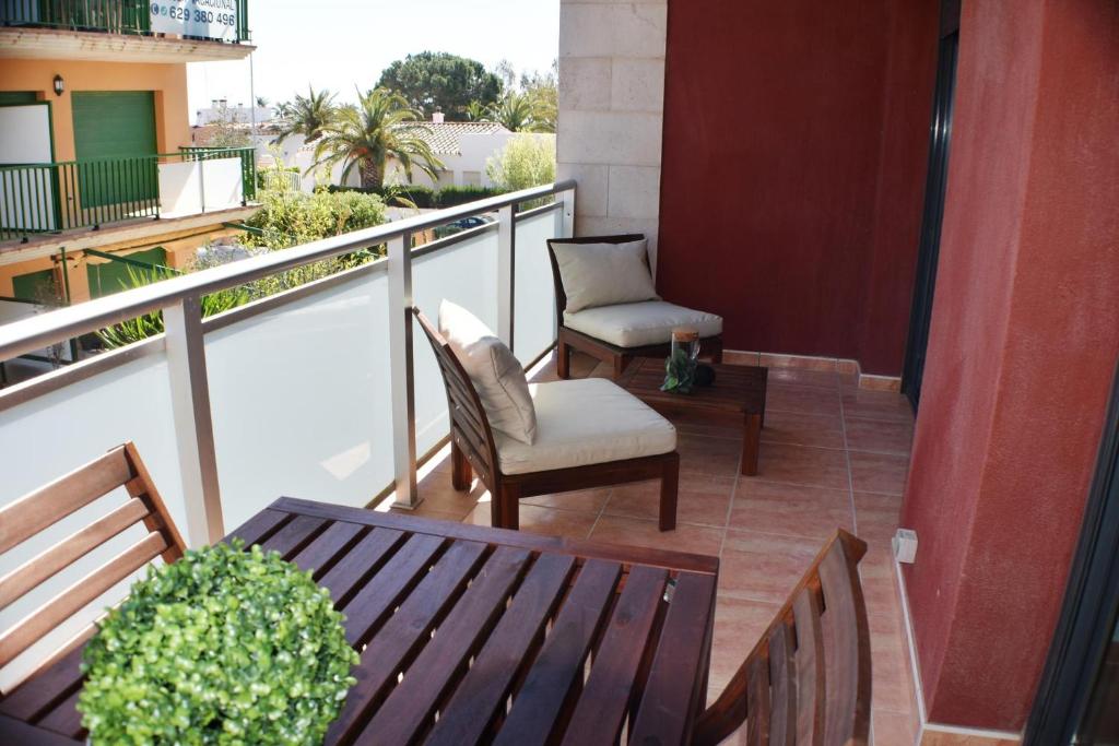 Apartament Sergi في أمبوستا: شرفة على طاولة وكراسي في مبنى
