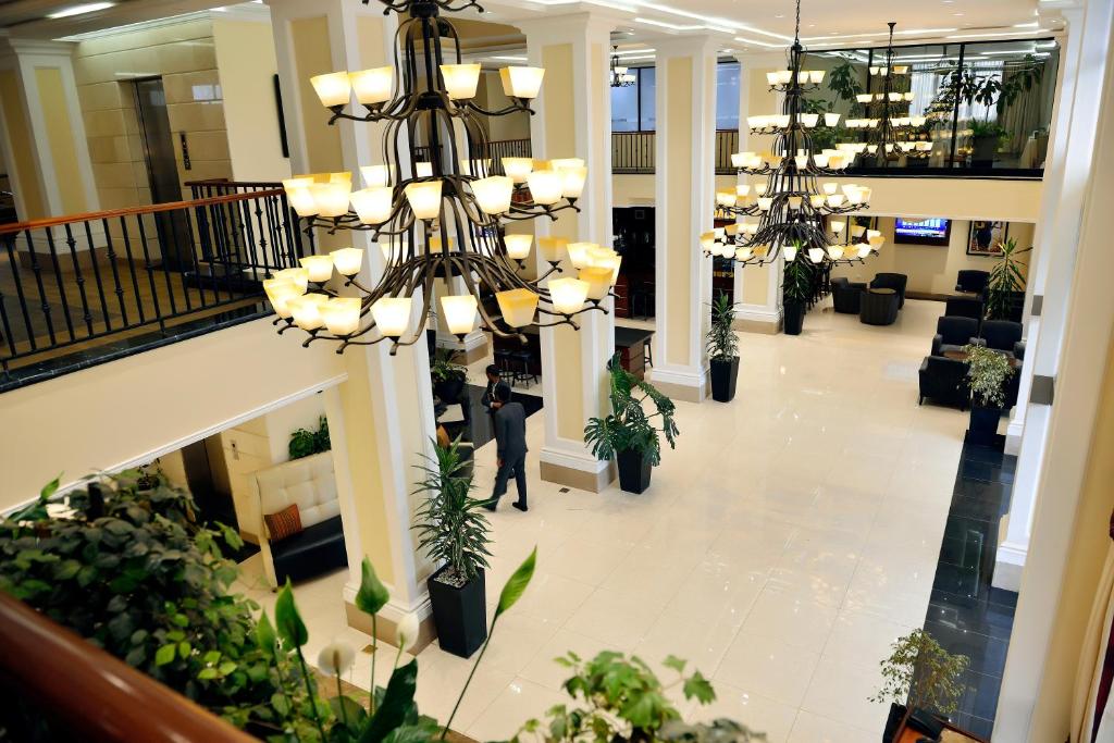 een uitzicht over de lobby met potplanten bij The HUB Hotel in Addis Ababa